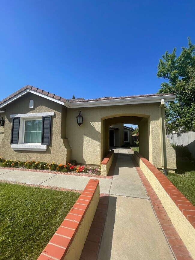 Building Photo - Luxury home with 5 bedrooms/3.5 bathrooms ...