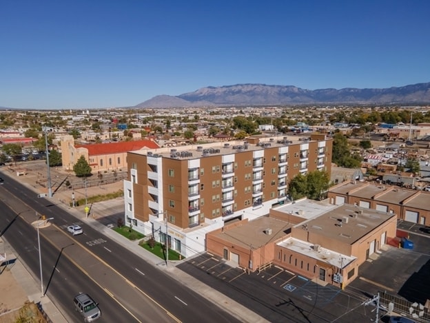 Building Photo - Cresta North Valley