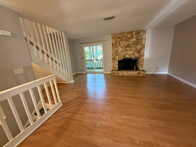Foto del edificio - Townhome with Garage Near the Parkway