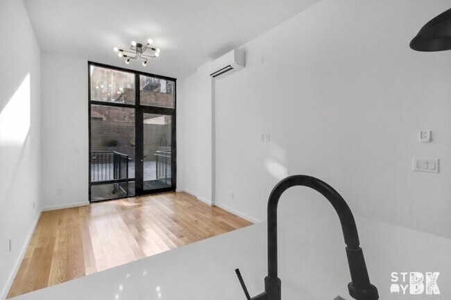 Foto del edificio - 2 bedroom in BROOKLYN NY 11205