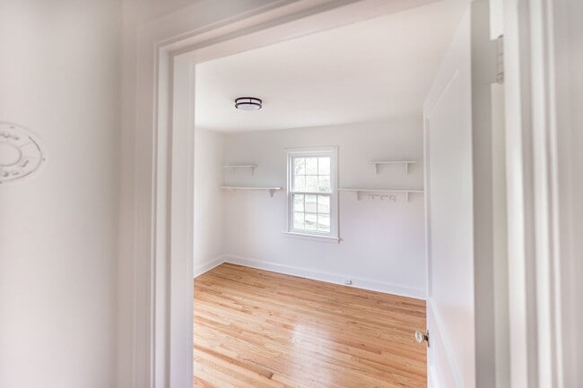 COMING SOON! Charming 3 bedroom 1 bathroom for rent! - COMING SOON! Charming 3 bedroom 1 bathroom for rent! House