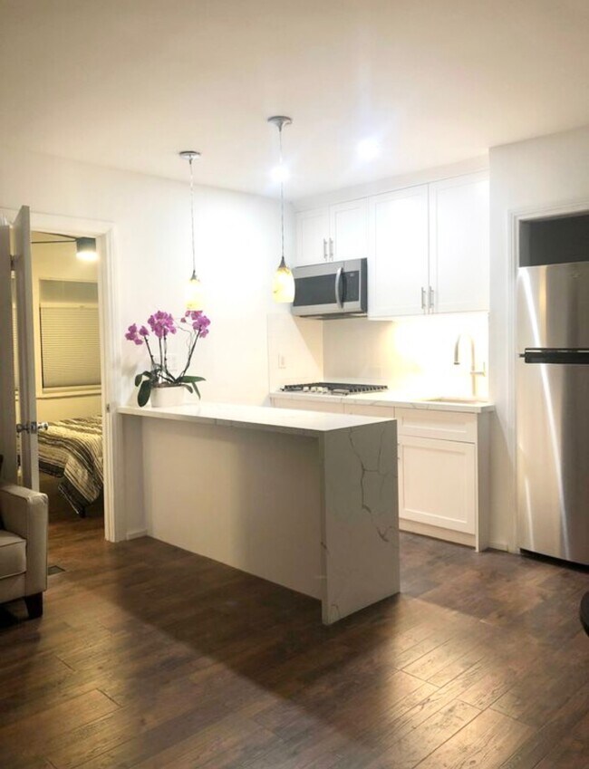 kitchen - 1107 S Sycamore Ave