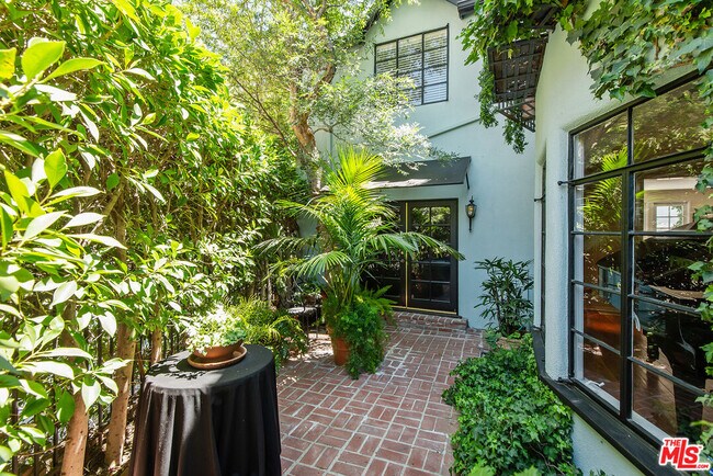 Foto del edificio - 1151 Sunset Vale Ave.