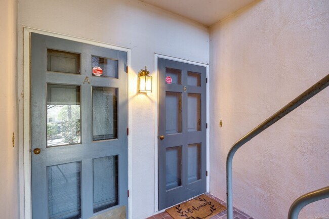 Foto del edificio - Hard to find Myers Park 2 bed 2 bath 1st floor Gem!
