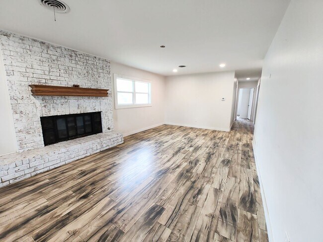 Building Photo - Recently Updated 3 Bedroom
