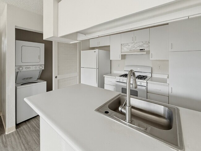 Building Photo - Updated Ground-Floor 1BR Condo in Palm Villas II