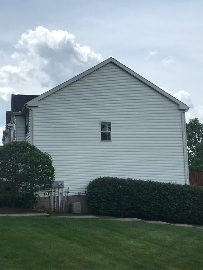 Foto del edificio - 1460 Meadowbrook Dr