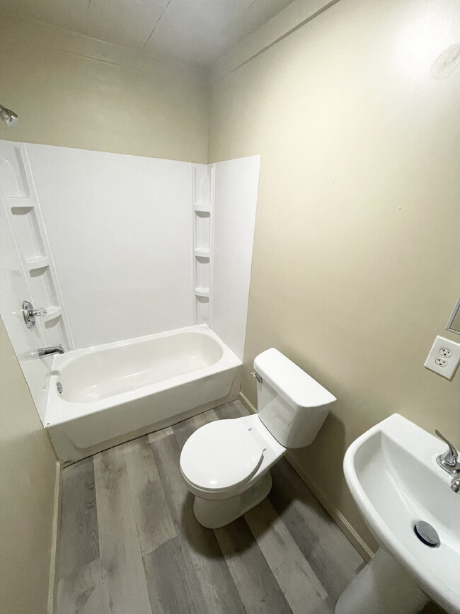 Foto del edificio - 4 Bedrooms garage/workshop combo (has electricity)