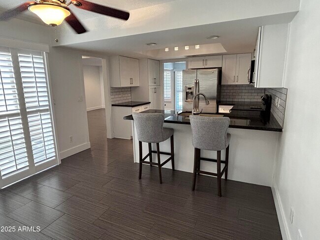 Foto del edificio - 320 E LARKSPUR Ln