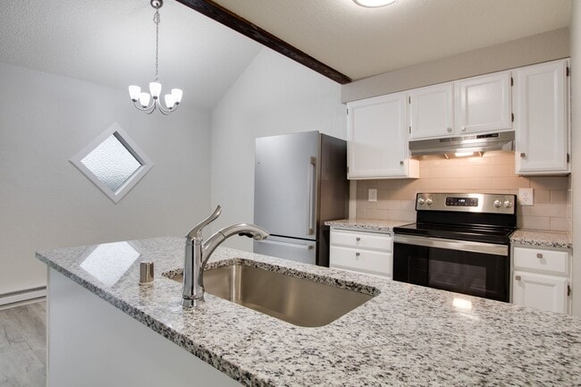 Building Photo - Crestline Triplex