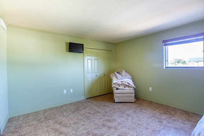 Building Photo - 2121 Collier Ave
