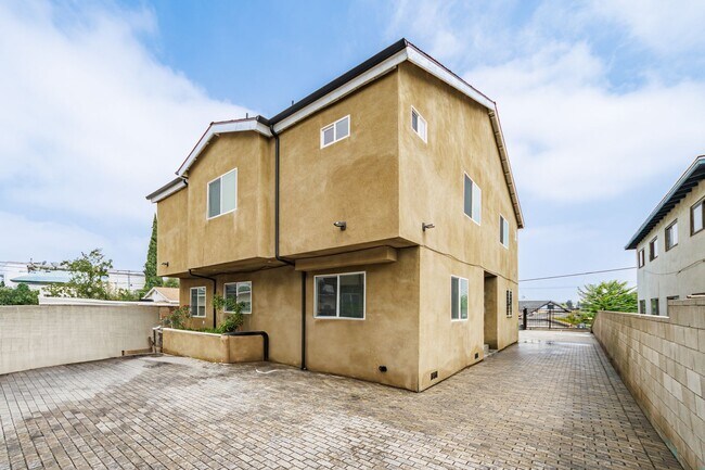 Building Photo - Spacious 4-Bedroom, 3-Bath Home – Modern U...