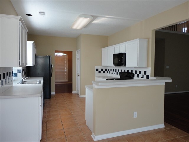 Building Photo - 17927 Scenic Oaks Dr