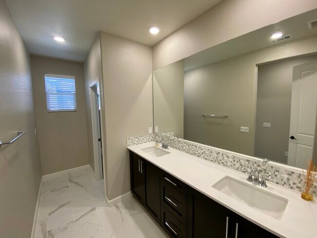 Building Photo - 1210 Delpy View Point