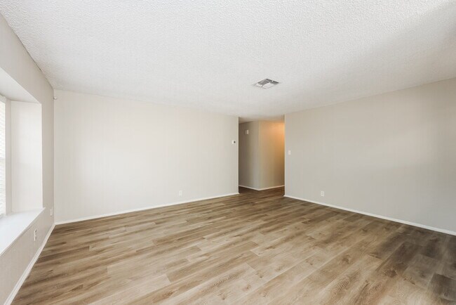 Foto del edificio - 1030 Honey Tree St