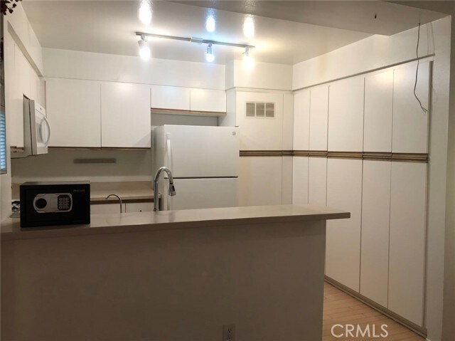 Foto del edificio - 360 S Los Robles Ave