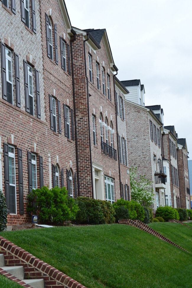 Building Photo - Fabulous South End Condo for Immediate Lease! Water included!
