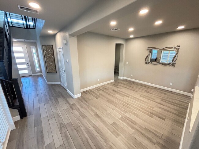 Building Photo - Contemporary 4Bed/3Bath/3 Car/+ Bonus room -residence located in the Silverado Ranch area