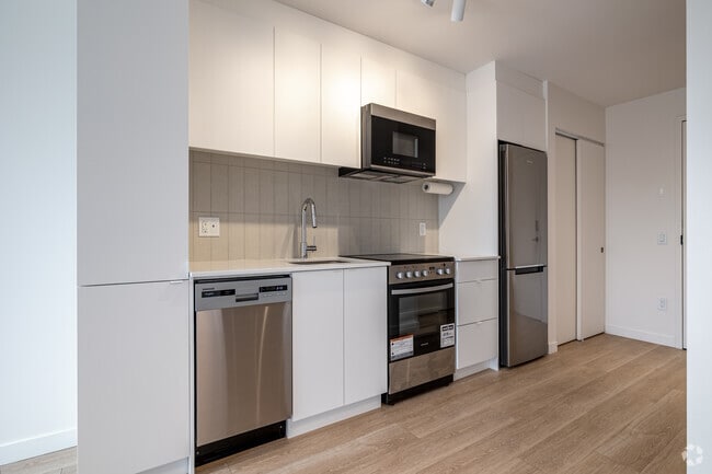 Studio - 420SF - Kitchen - Mellem Ville-Marie