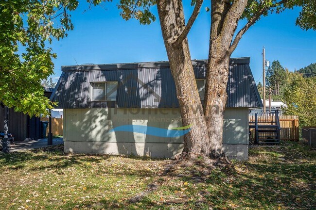 Building Photo - Large 3 Bedroom 2 Bathroom Home with Cover...
