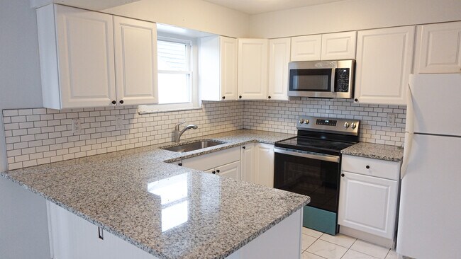 Building Photo - 3851 Hillsboro Dr