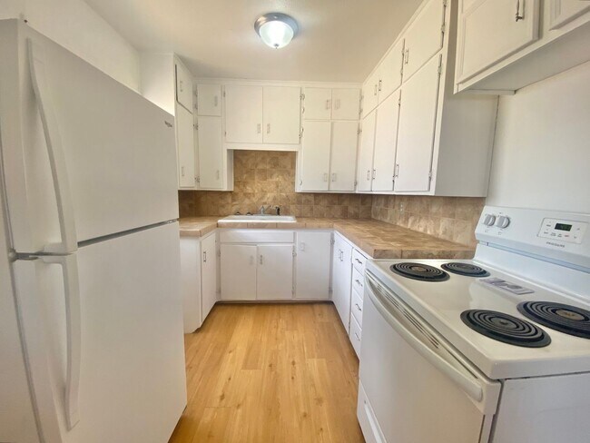 Building Photo - 3 bed 1 bath now available
