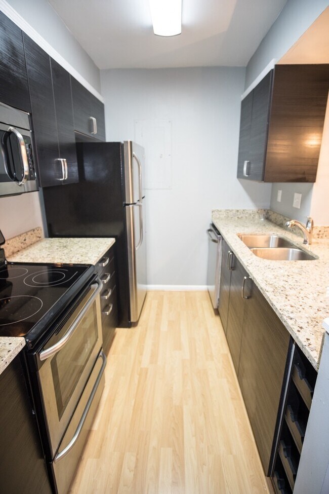 Foto del edificio - Beautifull Top-Floor 2B/2B Condo in Sought...