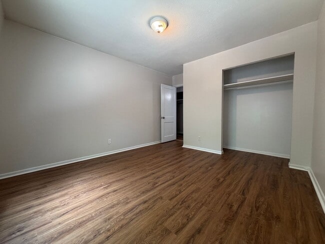 Building Photo - Spacious 1–3 Bedroom Apartments in South Louisville | Cedar Chase