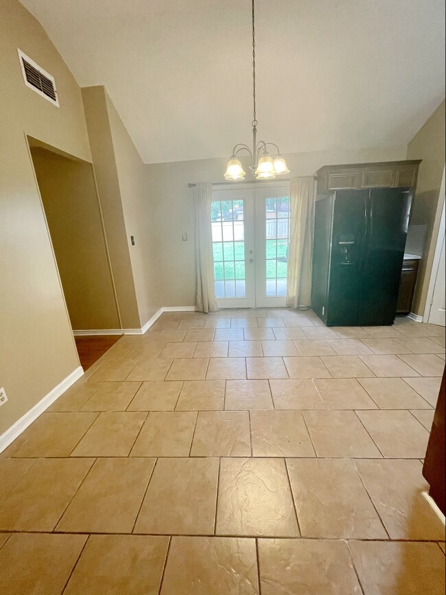 Building Photo - 9025 Cedar Ridge Dr