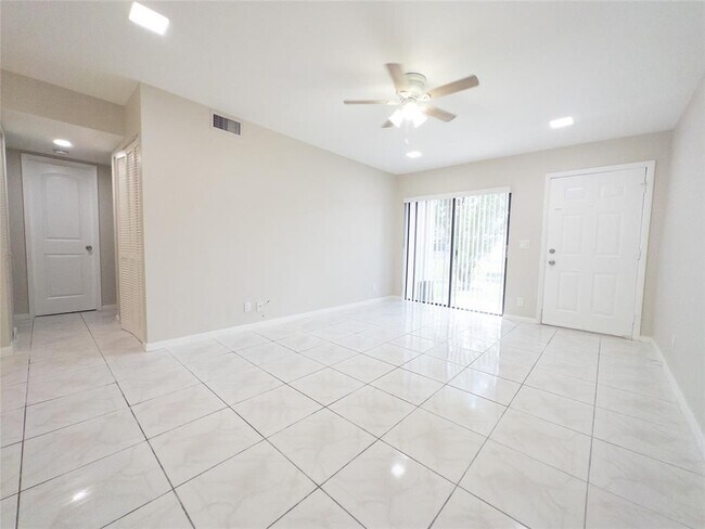 Foto del edificio - 3256 NW 104th Ave