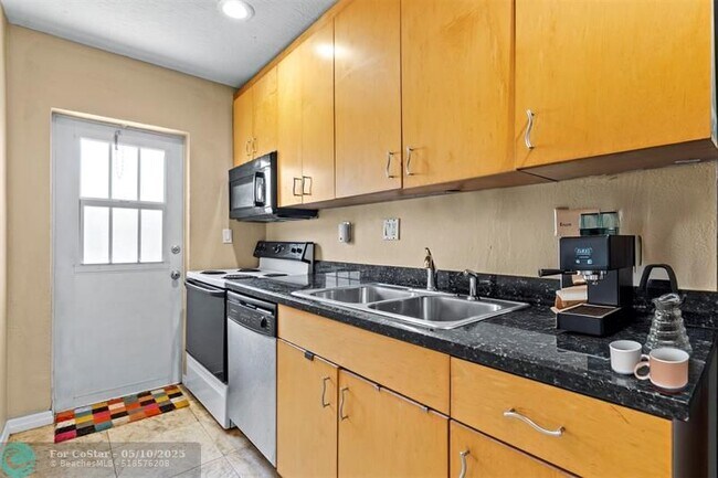 Foto del edificio - 736 NE 13th Ct