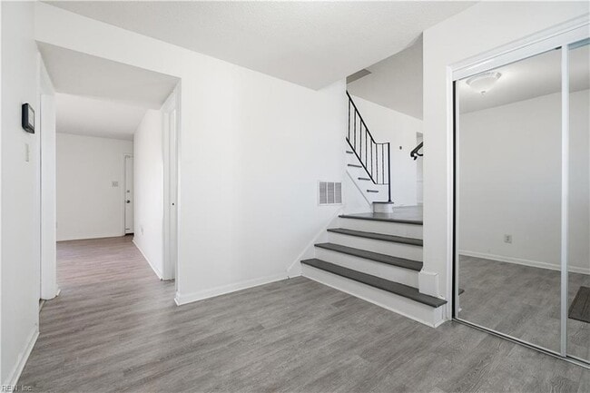 Building Photo - 912 Amherst Ln