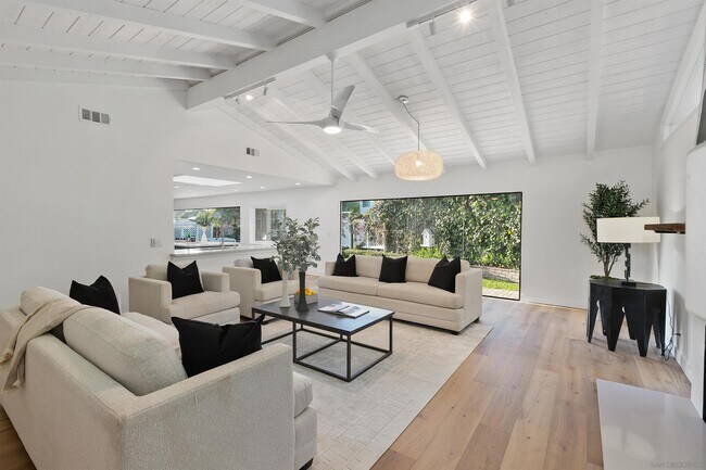 Foto del edificio - 8885 Robinhood Ln