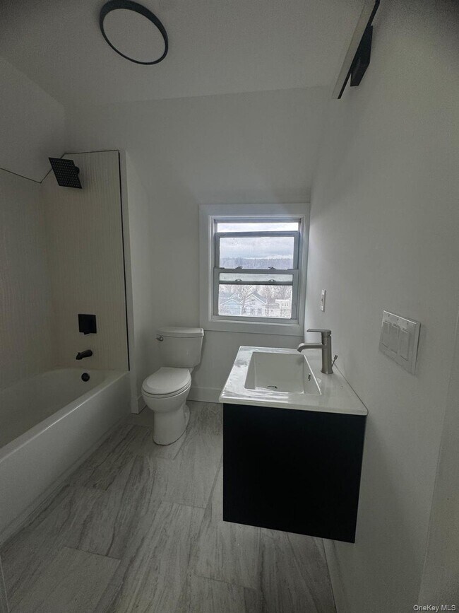 Foto del edificio - 301 Warburton Ave