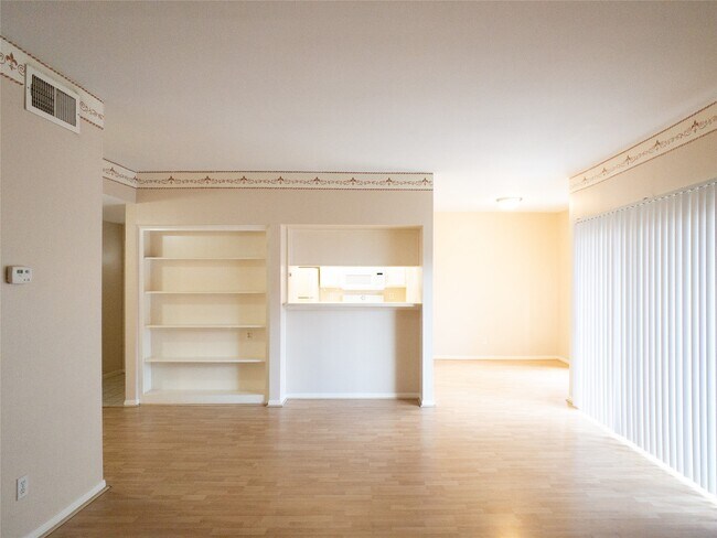 Foto del edificio - 6500 Harbor Town Dr