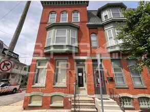 Building Photo - 124 S Pine St