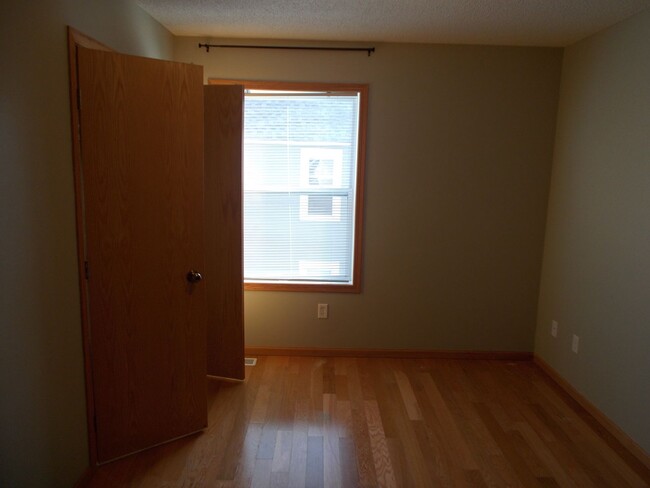 Building Photo - 3 Bedroom, 1 Bathroom Home.