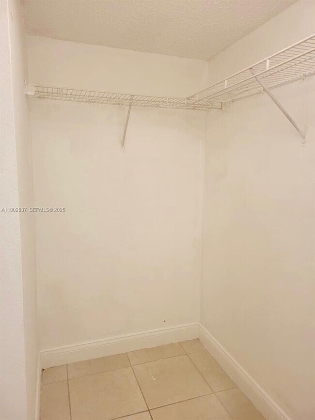 Foto del edificio - 4205 N University Dr