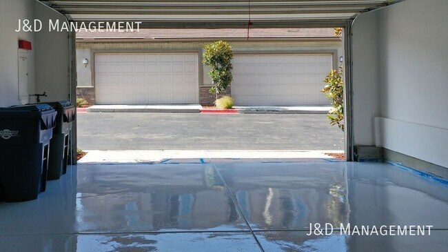 Building Photo - Luxurious Townhome w/2 Car Garage, Private...