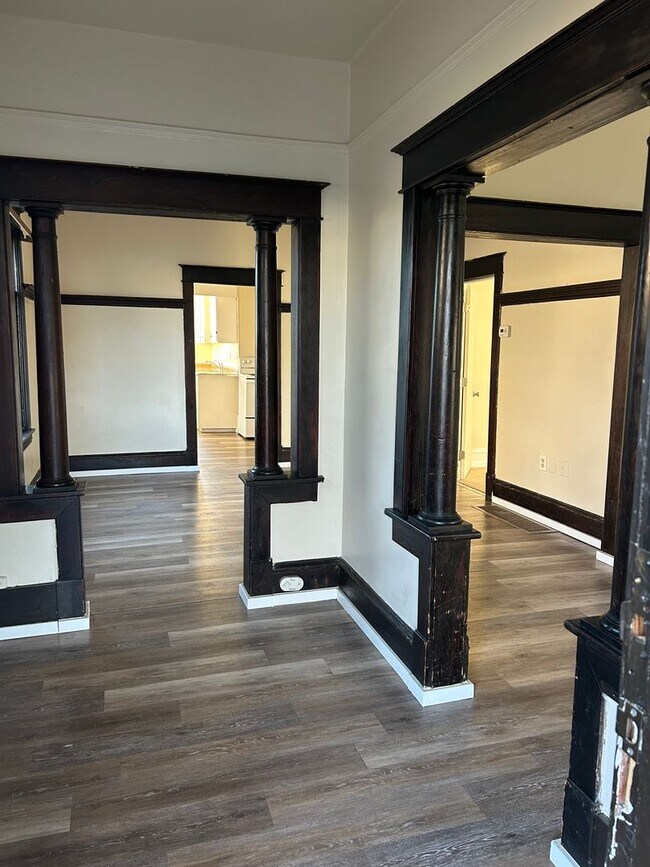 Building Photo - Freshly Updated 4 Bedroom/ 1 Bathroom House
