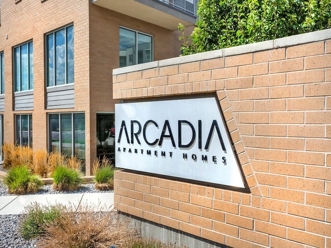 Letrero de entrada a los apartamentos Arcadia - Arcadia Apartment Homes