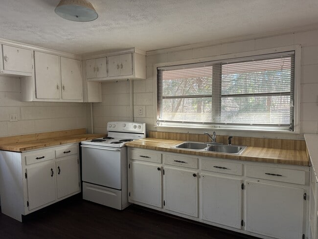 Building Photo - 1780 N Hl St Ext