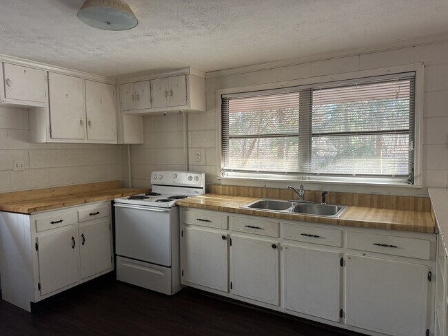 Foto del edificio - 1780 N Hl St Ext