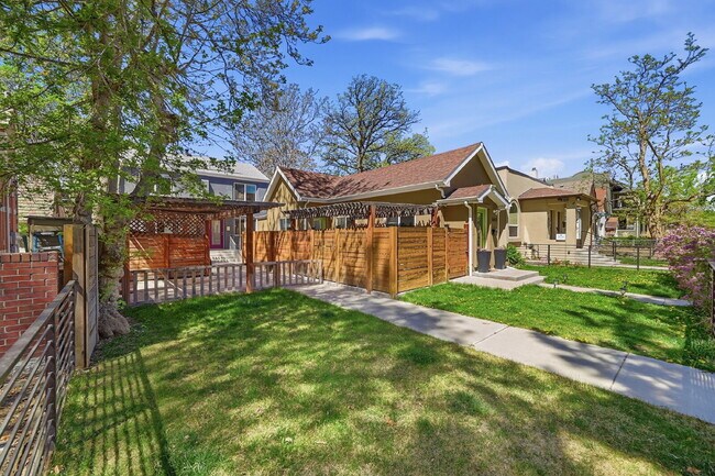 Foto del edificio - $2,495.95 - 2 Bed, 2 Bath Townhome In Denver with Central AC and In Unit Laundry!