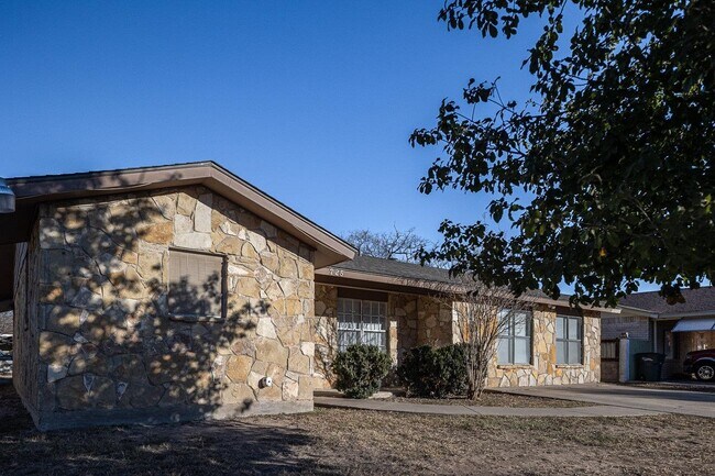 Building Photo - 725 Sage Dr
