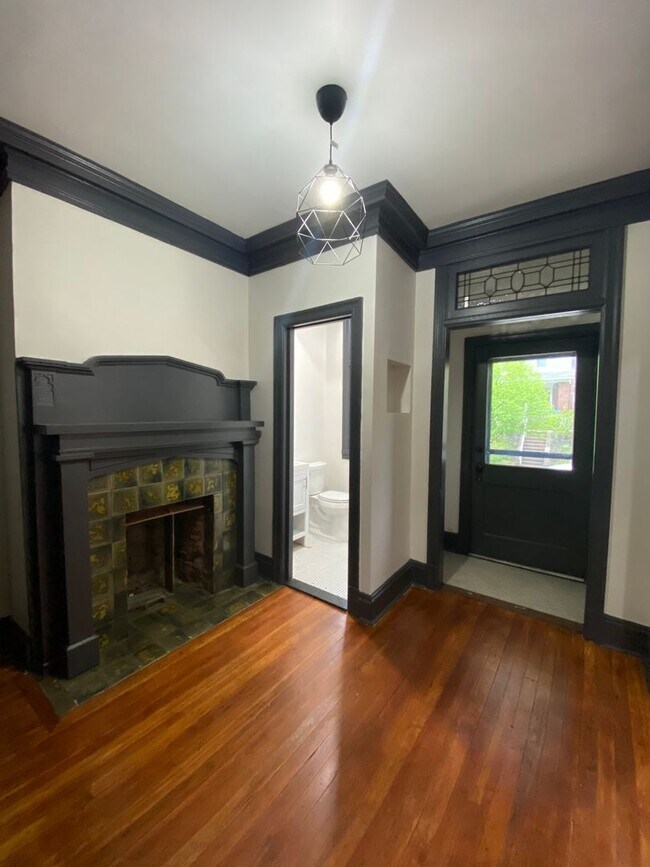 Building Photo - MODERN 5 BEDROOM IN THE HEART OF MORNINGSI...