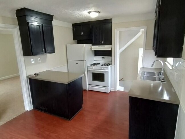 Foto del edificio - 3 bedroom, 2 bath, brick bungalow in Eastp...