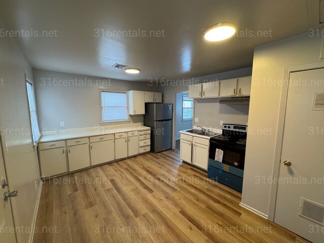 Building Photo - 2437 N Estelle Ave