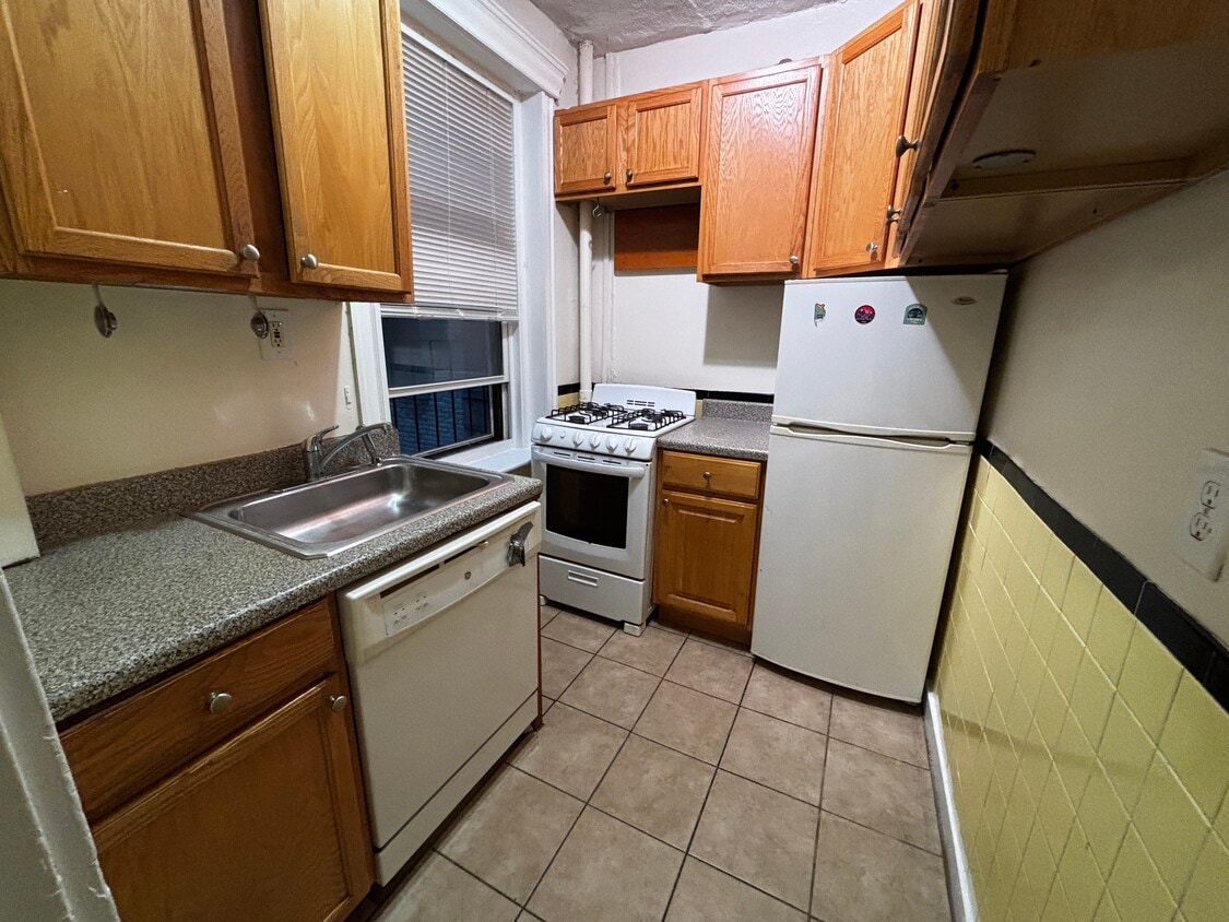 Primary Photo - 84 New Whitney St