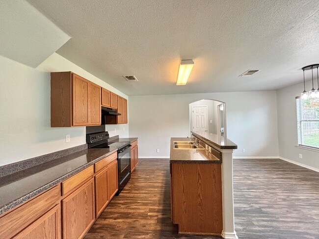 Building Photo - Gorgeous 3 bedroom with loft!